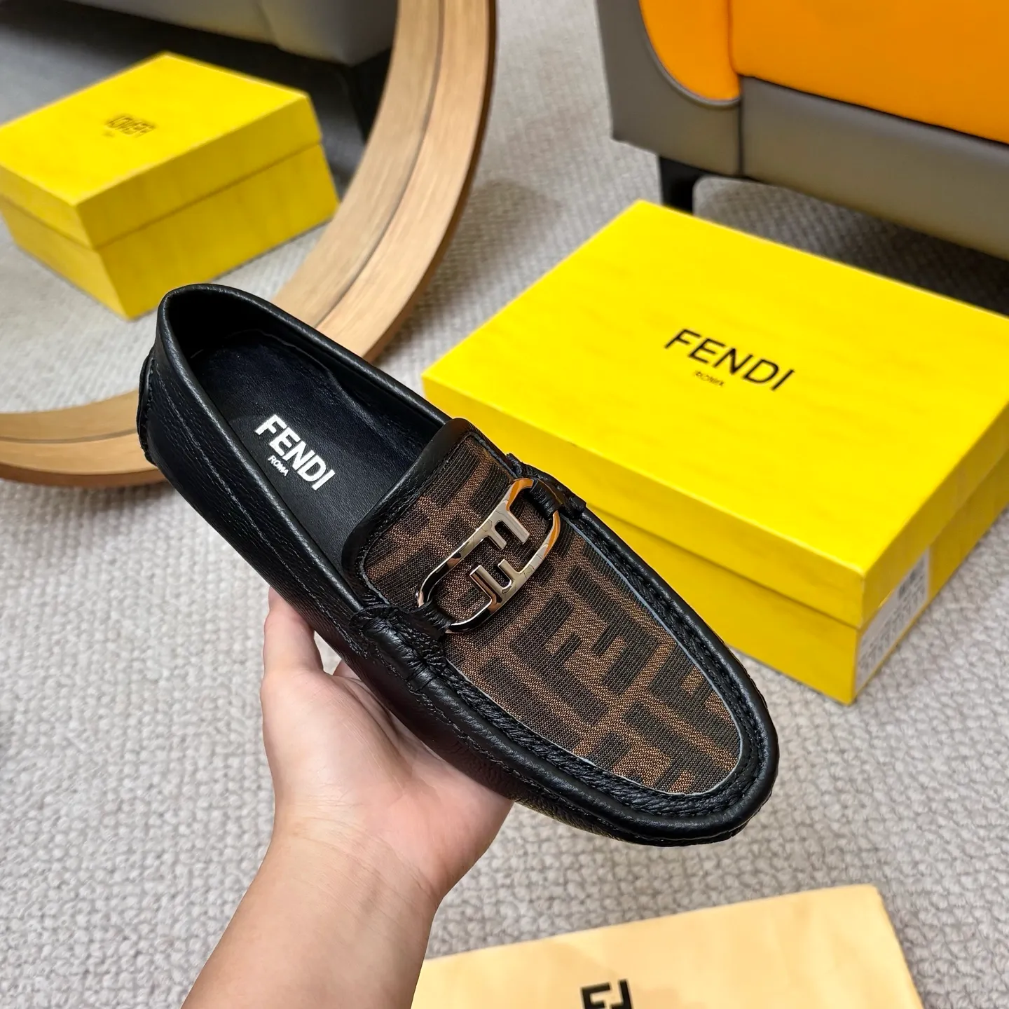 Men's shoes 💰420 [FENDI Fendi] 2⃣️0⃣️2⃣️5️⃣New Milan men's fashion lazy catwalk style ✅ fashionable casual beanie shoes, imported calfskin fabric, super smooth texture, sweat-absorbent and breathable, (sheepskin lining). Metal LOGO on the shoe body, Medusa avatar, irregular avatar, high-end craftsmanship logo✅ French Loft set foot design style 👟Low-key and elegant, great on-foot effect... Men's shoe size: 38-46 (4-12)
